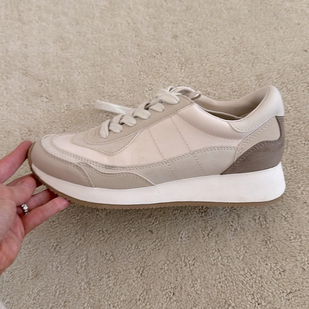 Universal thread tennis shoes-like new!